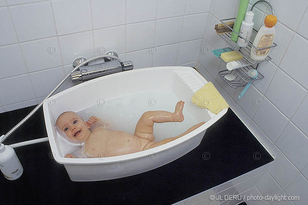 bb dans son bain - baby in her bath